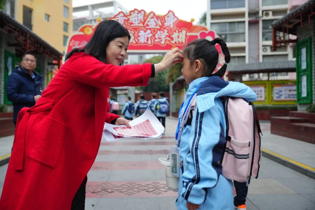 南宁市阳光新城学校阳光校区  学校老师给“小哪吒”贴上小火苗.jpg