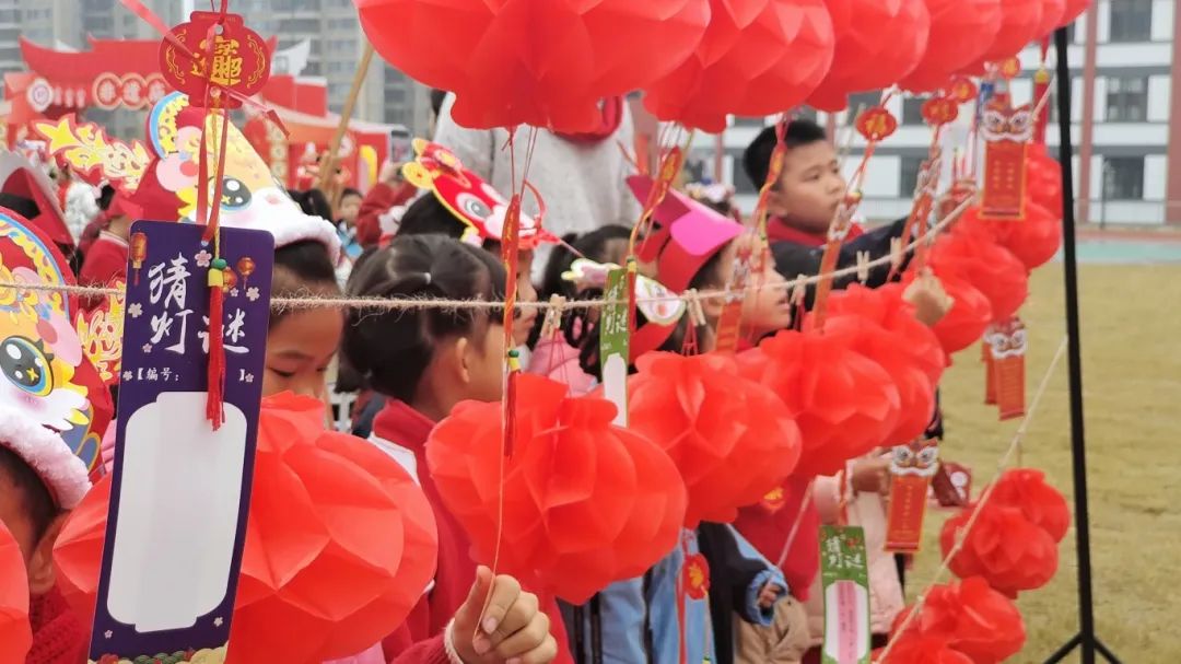 南宁市新平路小学以“非遗中国年  庙会启新程”为主题举办一场别开生面的非遗庙会。周志英 摄.jpg