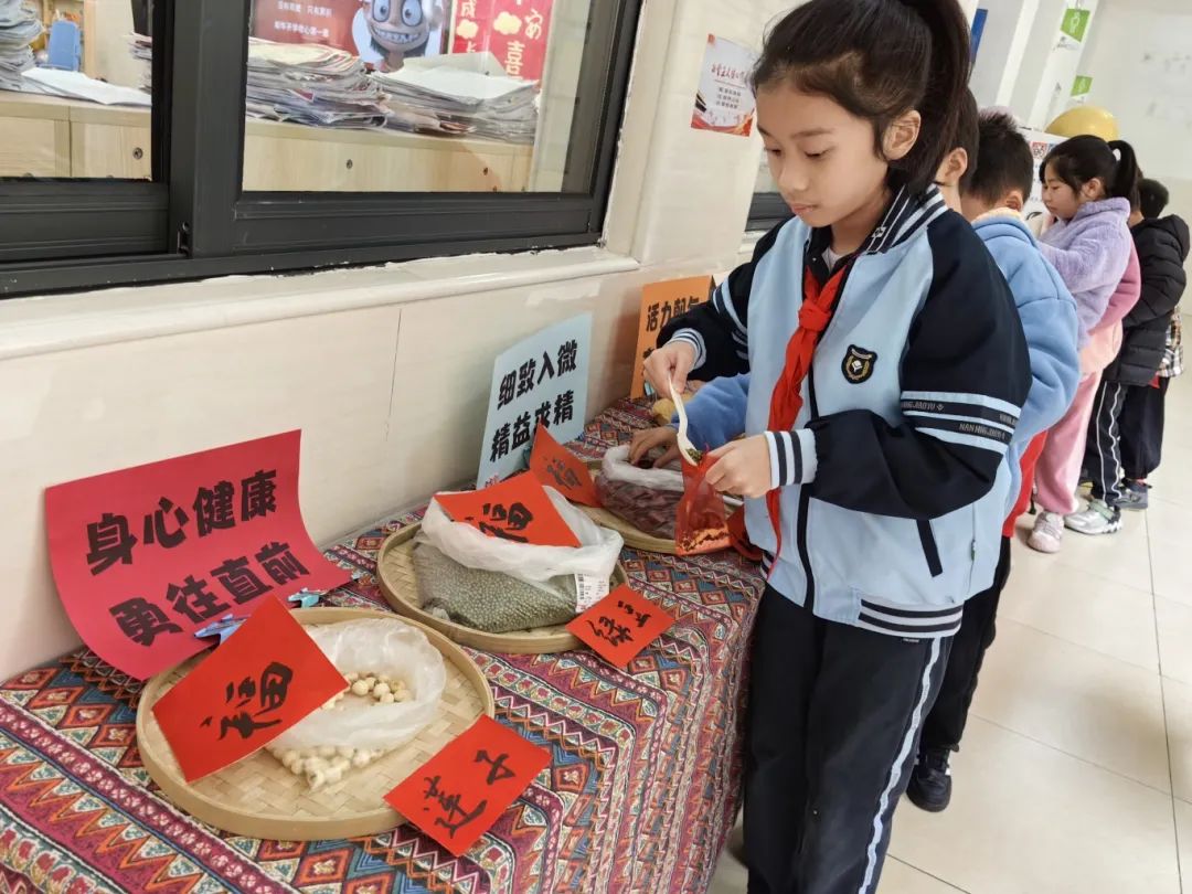 南宁市翠竹实验学校的同学们带着从家中准备的米来到学校，将米倒入.jpg